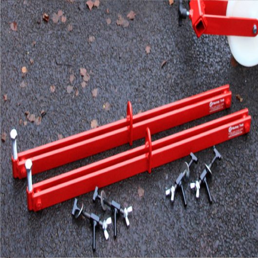 700mm red steel Mustang spreader bars with interchangeable keys on concrete